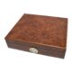 Humidor na doutníky Kořenice malý - Stoln humidor na doutnky Koenice s kapacitou cca na 20 doutnk (v zvislosti na velikosti). Men humidor ve hndm proveden s vraznou kresbou m pololeskl hladk povrch. Humidor je vybaven vymnitelnm vlhkomrem a polymerovm zvlhovaem, kter uchytte do prostoru v humidoru pomoc suchho zipu s oboustrannou lepc pskou (soust balen). Vnitek humidoru je vyloen cedrovm devem, kter prospv skladovn doutnk. Pokrbn povrchu, na kterm je humidor poloen, zabrauje jemn sametov ltka, kterou je spodn vnj st humidoru vybavena. 

Rozmry humidoru vnj ( x H x V): 260 x 220 x 65 mm
Prostor pro doutnky ( x H x V): 235 x 195 x 40 mm
Otvor pro vlhkomr: 35,5 mm 
Rozmry zvlhovae ( x V): 56 x 17 mm
Distributor: Fortis-DB, spol. s r.o.

Humidory jsou dodvny nezavlhen, proto Vm nabzme bezplatnou volitelnou slubu Zavlhen humidoru, kterou si vyberete v Souvisejcm zbo. Nov humidor je nutn ped prvnm uloenm doutnk zavlhit, upravit a ustlit jeho vlhkost na poadovanou hodnotu. Dobe zavlhen humidor uchov Vae doutnky ve skvl kondici.


a target=_blank href=..\www\prilohy\Nvod_k_pouit_humidoru.pdfNvod k pouit humidoru - PDF/a