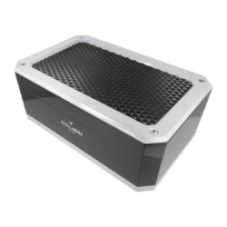 Humidor na doutníky Colibri Rally Black, 40x25x16cm - Atraktivn humidor na doutnky s kapacitou cca 80 - 100 doutnk (v zvislosti na velikosti). Humidor Colibri v modernm designu v erno stbrn kombinaci m povrch ve vysokm lesku. Vnitek precizn zpracovanho humidor je vyroben z cedrovho deva, kter prospv skladovn doutnk. Prostor pro doutnky je mon rozdlit dle poteby piloenmi cedrovmi pepkami. Pohodln zavrn vka zajiuj kvalitn kovov panty. Stoln humidor je vybaven digitlnm vlhkomrem a zvlhovaem s houbou. Vlhkomr je uchycen pomoc magnetu. Zvlhova lze uchytit dvma zpsoby, a to zasunutm do pipraven pihrdky pro zvlhova, kter je pipevnn magnetem nebo pomoc piloen lepic psky se suchch zipem. Pokrbn povrchu, na kterm je humidor poloen, zabrauje jemn sametov ltka na spodn sti. Humidory Colibri jsou zabalen v jemn tkanin a dodvan v originln krabici.

Celkov rozmry humidoru ( x H x V): 400 x 250 x 160 mm
Prostor pro doutnky ( x H x V): 320 x 205 x 105 mm
Vnitn rozmr pihrdky pro zvlhovae ( x H x V): 156 x 73 x 20 mm
Rozmry prostoru pro vlhkomr ( x H x V): 91 x 57 x 9 mm
Distributor: Fortis-DB, spol. s r.o.

Funkce digitlnho vlhkomru: zobrazen vlhkosti (%) aktuln/Min/Max, zobrazen teploty C/F aktuln/Min/Max, monost open pomoc vyklpc oprky 
Napjen: 1x knoflkov baterie LR 1130 1,5 V
Obsah balen: humidor, 2x pepka, 1x digitln vlhkomr (s bateri), 1x zvlhova s houbou, 1x pihrdka na zvlhova, 2x lepic psek se suchm zipem, 1x magnet a plechov podloka (pro vlhkomr)

Humidory jsou dodvny nezavlhen, proto Vm nabzme bezplatnou volitelnou slubu Zavlhen humidoru, kterou si vyberete v Souvisejcm zbo. Nov humidor je nutn ped prvnm uloenm doutnk zavlhit, upravit a ustlit jeho vlhkost na poadovanou hodnotu. Dobe zavlhen humidor uchov Vae doutnky ve skvl kondici.

a target=_blank href=..\www\prilohy\Nvod_k_pouit_humidoru.pdfNvod k pouit humidoru - PDF/a
