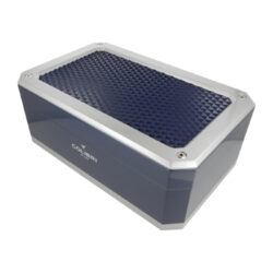 Humidor na doutníky Colibri Rally Blue, 40x25x16cm - Atraktivn humidor na doutnky s kapacitou cca 80 - 100 doutnk (v zvislosti na velikosti). Humidor Colibri v modernm designu v modro stbrn kombinaci m povrch ve vysokm lesku. Vnitek precizn zpracovanho humidor je vyroben z cedrovho deva, kter prospv skladovn doutnk. Prostor pro doutnky je mon rozdlit dle poteby piloenmi cedrovmi pepkami. Pohodln zavrn vka zajiuj kvalitn kovov panty. Stoln humidor je vybaven digitlnm vlhkomrem a zvlhovaem s houbou. Vlhkomr je uchycen pomoc magnetu. Zvlhova lze uchytit dvma zpsoby, a to zasunutm do pipraven pihrdky pro zvlhova, kter je pipevnn magnetem nebo pomoc piloen lepic psky se suchch zipem. Pokrbn povrchu, na kterm je humidor poloen, zabrauje jemn sametov ltka na spodn sti. Humidory Colibri jsou zabalen v jemn tkanin a dodvan v originln krabici.

Celkov rozmry humidoru ( x H x V): 400 x 250 x 160 mm
Prostor pro doutnky ( x H x V): 320 x 205 x 105 mm
Vnitn rozmr pihrdky pro zvlhovae ( x H x V): 156 x 73 x 20 mm
Rozmry prostoru pro vlhkomr ( x H x V): 91 x 57 x 9 mm
Distributor: Fortis-DB, spol. s r.o.

Funkce digitlnho vlhkomru: zobrazen vlhkosti (%) aktuln/Min/Max, zobrazen teploty C/F aktuln/Min/Max, monost open pomoc vyklpc oprky 
Napjen: 1x knoflkov baterie LR 1130 1,5 V
Obsah balen: humidor, 2x pepka, 1x digitln vlhkomr (s bateri), 1x zvlhova s houbou, 1x pihrdka na zvlhova, 2x lepic psek se suchm zipem, 1x magnet a plechov podloka (pro vlhkomr)

Humidory jsou dodvny nezavlhen, proto Vm nabzme bezplatnou volitelnou slubu Zavlhen humidoru, kterou si vyberete v Souvisejcm zbo. Nov humidor je nutn ped prvnm uloenm doutnk zavlhit, upravit a ustlit jeho vlhkost na poadovanou hodnotu. Dobe zavlhen humidor uchov Vae doutnky ve skvl kondici.

a target=_blank href=..\www\prilohy\Nvod_k_pouit_humidoru.pdfNvod k pouit humidoru - PDF/a
