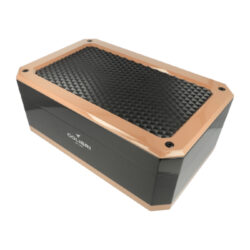 Humidor na doutníky Colibri Rally Gold, 40x25x16cm - Atraktivn humidor na doutnky s kapacitou cca 80 - 100 doutnk (v zvislosti na velikosti). Humidor Colibri v modernm designu v erno zlat kombinaci m povrch ve vysokm lesku. Vnitek precizn zpracovanho humidor je vyroben z cedrovho deva, kter prospv skladovn doutnk. Prostor pro doutnky je mon rozdlit dle poteby piloenmi cedrovmi pepkami. Pohodln zavrn vka zajiuj kvalitn kovov panty. Stoln humidor je vybaven digitlnm vlhkomrem a zvlhovaem s houbou. Vlhkomr je uchycen pomoc magnetu. Zvlhova lze uchytit dvma zpsoby, a to zasunutm do pipraven pihrdky pro zvlhova, kter je pipevnn magnetem nebo pomoc piloen lepic psky se suchch zipem. Pokrbn povrchu, na kterm je humidor poloen, zabrauje jemn sametov ltka na spodn sti. Humidory Colibri jsou zabalen v jemn tkanin a dodvan v originln krabici.

Celkov rozmry humidoru ( x H x V): 400 x 250 x 160 mm
Prostor pro doutnky ( x H x V): 320 x 205 x 105 mm
Vnitn rozmr pihrdky pro zvlhovae ( x H x V): 156 x 73 x 20 mm
Rozmry prostoru pro vlhkomr ( x H x V): 91 x 57 x 9 mm
Distributor: Fortis-DB, spol. s r.o.

Funkce digitlnho vlhkomru: zobrazen vlhkosti (%) aktuln/Min/Max, zobrazen teploty C/F aktuln/Min/Max, monost open pomoc vyklpc oprky 
Napjen: 1x knoflkov baterie LR 1130 1,5 V
Obsah balen: humidor, 2x pepka, 1x digitln vlhkomr (s bateri), 1x zvlhova s houbou, 1x pihrdka na zvlhova, 2x lepic psek se suchm zipem, 1x magnet a plechov podloka (pro vlhkomr)

Humidory jsou dodvny nezavlhen, proto Vm nabzme bezplatnou volitelnou slubu Zavlhen humidoru, kterou si vyberete v Souvisejcm zbo. Nov humidor je nutn ped prvnm uloenm doutnk zavlhit, upravit a ustlit jeho vlhkost na poadovanou hodnotu. Dobe zavlhen humidor uchov Vae doutnky ve skvl kondici.

a target=_blank href=..\www\prilohy\Nvod_k_pouit_humidoru.pdfNvod k pouit humidoru - PDF/a
