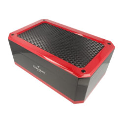 Humidor na doutníky Colibri Rally Red, 40x25x16cm - Atraktivn humidor na doutnky s kapacitou cca 80 - 100 doutnk (v zvislosti na velikosti). Humidor Colibri v modernm designu v erno erven kombinaci m povrch ve vysokm lesku. Vnitek precizn zpracovanho humidor je vyroben z cedrovho deva, kter prospv skladovn doutnk. Prostor pro doutnky je mon rozdlit dle poteby piloenmi cedrovmi pepkami. Pohodln zavrn vka zajiuj kvalitn kovov panty. Stoln humidor je vybaven digitlnm vlhkomrem a zvlhovaem s houbou. Vlhkomr je uchycen pomoc magnetu. Zvlhova lze uchytit dvma zpsoby, a to zasunutm do pipraven pihrdky pro zvlhova, kter je pipevnn magnetem nebo pomoc piloen lepic psky se suchch zipem. Pokrbn povrchu, na kterm je humidor poloen, zabrauje jemn sametov ltka na spodn sti. Humidory Colibri jsou zabalen v jemn tkanin a dodvan v originln krabici.

Celkov rozmry humidoru ( x H x V): 400 x 250 x 160 mm
Prostor pro doutnky ( x H x V): 320 x 205 x 105 mm
Vnitn rozmr pihrdky pro zvlhovae ( x H x V): 156 x 73 x 20 mm
Rozmry prostoru pro vlhkomr ( x H x V): 91 x 57 x 9 mm
Distributor: Fortis-DB, spol. s r.o.

Funkce digitlnho vlhkomru: zobrazen vlhkosti (%) aktuln/Min/Max, zobrazen teploty C/F aktuln/Min/Max, monost open pomoc vyklpc oprky 
Napjen: 1x knoflkov baterie LR 1130 1,5 V
Obsah balen: humidor, 2x pepka, 1x digitln vlhkomr (s bateri), 1x zvlhova s houbou, 1x pihrdka na zvlhova, 2x lepic psek se suchm zipem, 1x magnet a plechov podloka (pro vlhkomr)

Humidory jsou dodvny nezavlhen, proto Vm nabzme bezplatnou volitelnou slubu Zavlhen humidoru, kterou si vyberete v Souvisejcm zbo. Nov humidor je nutn ped prvnm uloenm doutnk zavlhit, upravit a ustlit jeho vlhkost na poadovanou hodnotu. Dobe zavlhen humidor uchov Vae doutnky ve skvl kondici.

a target=_blank href=..\www\prilohy\Nvod_k_pouit_humidoru.pdfNvod k pouit humidoru - PDF/a
