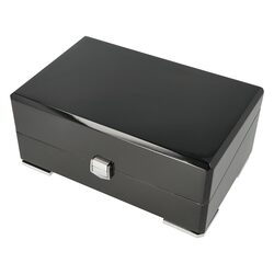 Humidor na doutníky Angelo Chest Black, 24x15x10cm - Stoln humidor na doutnky s kapacitou cca 15 - 20 doutnk (v zvislosti na velikosti). Humidor Angelo Chest v ern barv bez kresby m povrch ve vysokm lesku. Na pedn stran najdeme zavrac mechanismu, dky ktermu vko pevn dr. Humidor je dodvan bez vlhkomru pouze s polymerov zvlhovaem, kter se voln umst do vnitku. Vnitek humidoru je vyloen cedrovm devem, kter prospv skladovn doutnk. Pokrbn povrchu, na kterm je humidor poloen, zabrauje jemn ltka na spodku kovovch noiek.

Celkov rozmry ( x H x V): 240 x 150 x 105 mm
Prostor pro doutnky ( x H x V): 200 x 116 x 52 mm
Rozmry zvlhovae ( x H x V): 160 x 16 x 17 mm
Distributor: Fortis-DB, spol. s r.o.

Humidory jsou dodvny nezavlhen, proto Vm nabzme bezplatnou volitelnou slubu Zavlhen humidoru, kterou si vyberete v Souvisejcm zbo. Nov humidor je nutn ped prvnm uloenm doutnk zavlhit, upravit a ustlit jeho vlhkost na poadovanou hodnotu. Dobe zavlhen humidor uchov Vae doutnky ve skvl kondici.
a target=_blank href=..\www\prilohy\Nvod_k_pouit_humidoru.pdfNvod k pouit humidoru - PDF/a
